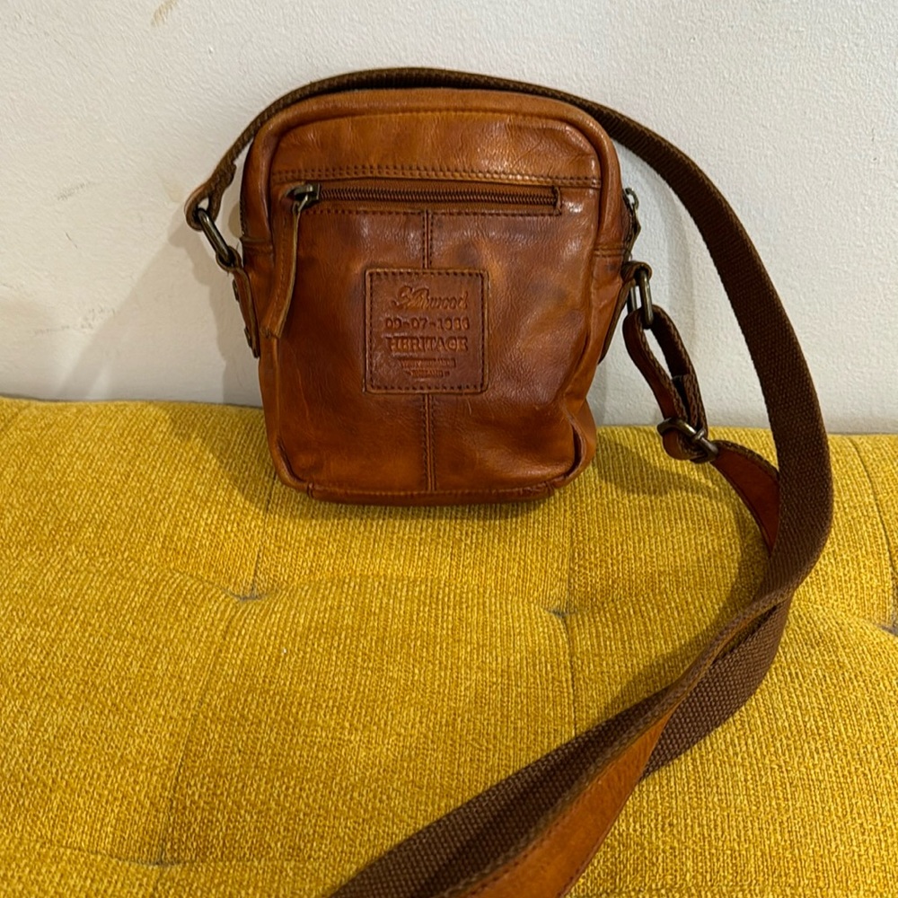 Gently used cross body bag 09-07-1986 Heritage 100% leather inside 100% cotton🍀
